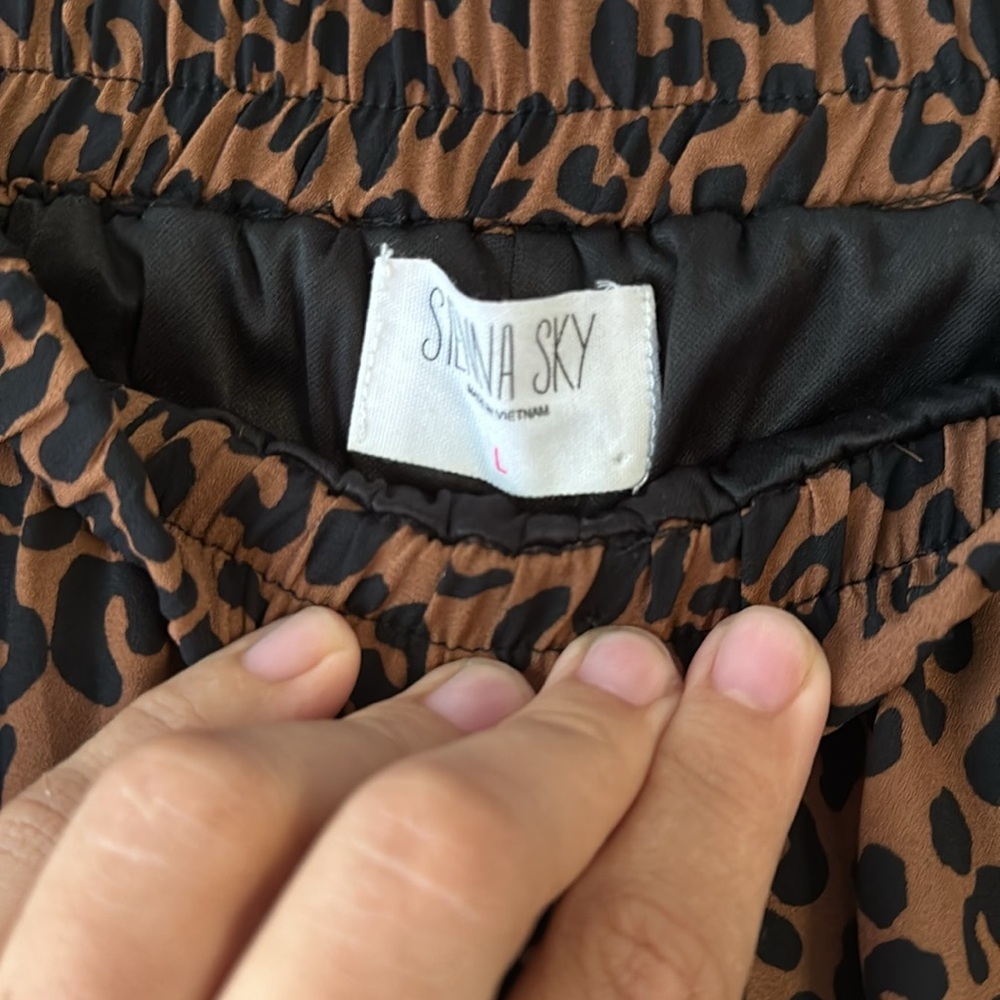 Cheetah print shorts with frilly bottom - Picture 2 of 5